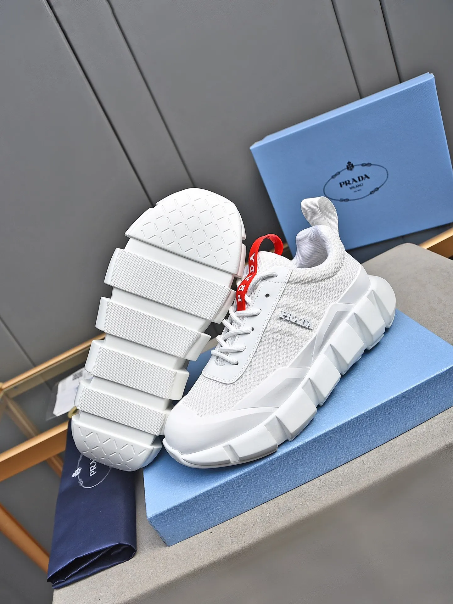 Men's shoes 💰480 PRADA/Prada men's lace-up casual sports shoes, the upper is made of cowhide leather and breathable mesh. It is soft, comfortable and breathable. The tongue is decorated with the PRADA brand letter logo. The thick rubber sole echoes the red label tongue. The style is fashionable and generous. The details are carefully crafted. A casual sports shoe with a super fashionable look on the foot. Excellent breathability!  Size: 38-44 (45 46 customized)